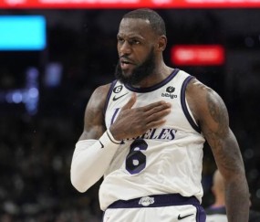 乐鱼体育-詹皇休养归来就发威 韦少挂彩展现湖人血性